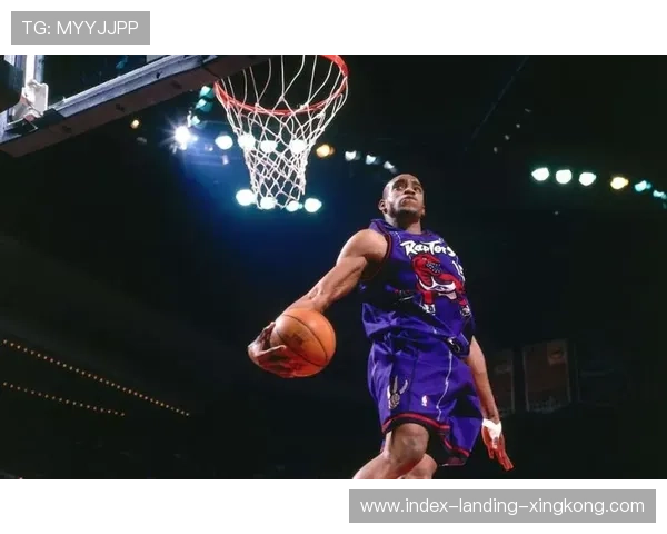 NBA扣篮挂框动作帅到模糊：炫技瞬间引爆全场的震撼盛宴