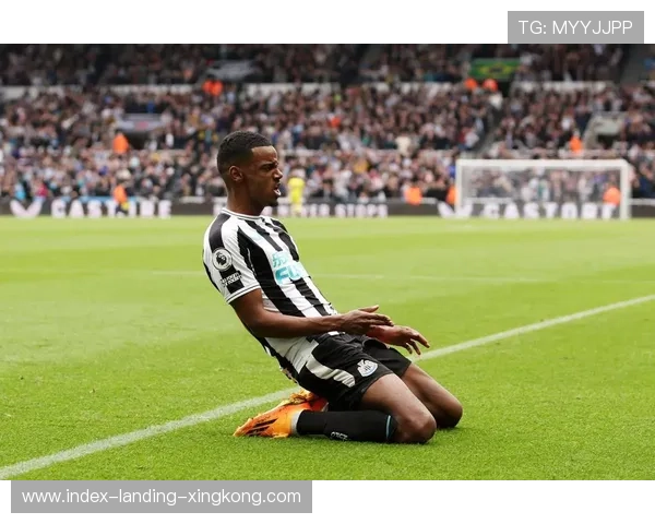 纽卡斯尔训练场上伊萨克力量对抗连赢三次