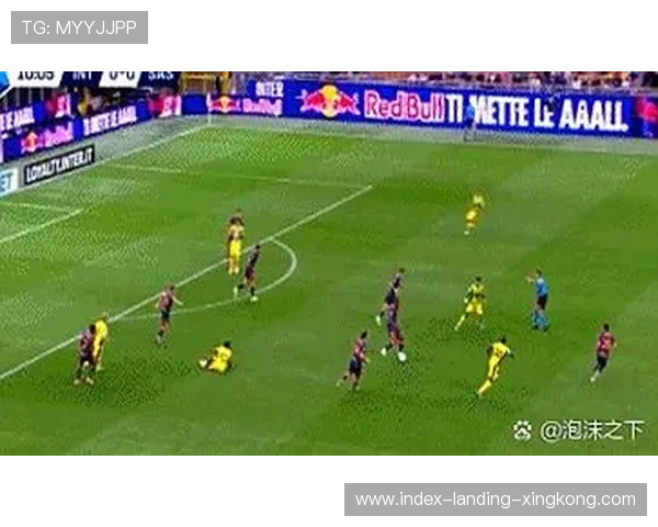 国际米兰中路穿插制造危险传球