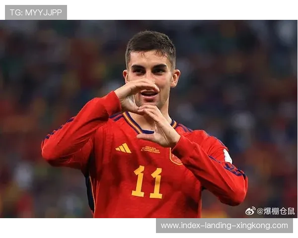 费兰托雷斯在狭小空间内灵活制造机会，展现足球场上的非凡智慧